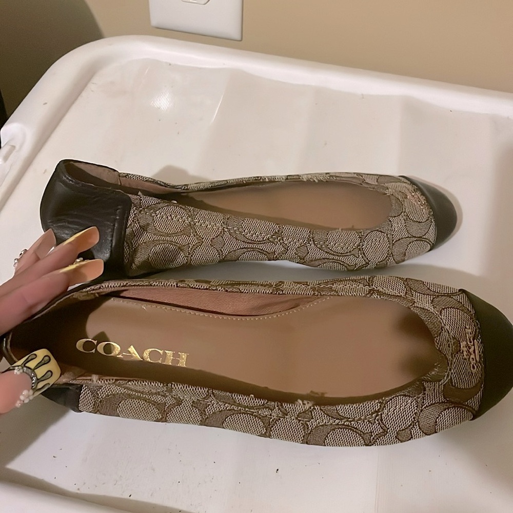 Coach Chelsea ballet flat size 7B. Classic signature logo in good condition